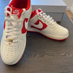 NIKE AIR FORCE 1 LOW '07 LV8 Athletic Dept. Sail University Red, Mens Size 9